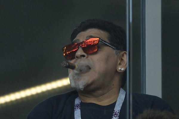 В соцсетях посмеялись над Марадоной с сигарой на стадионе 