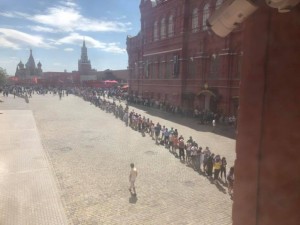 Километровая очередь из болельщиков выстроилась в мавзолей Ленина