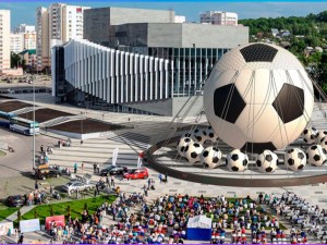 Самый большой в мире футбольный мяч все же надули. В Челябинске