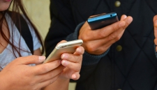 В школах Британии предлагают запретить мобильные телефоны
