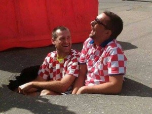 Хорватские болельщики сделали селфи в дорожной яме