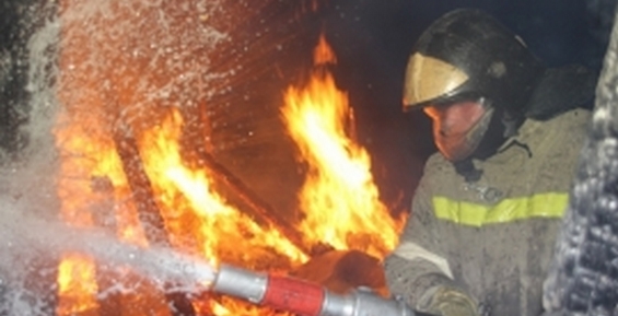 На Камчатке пожарные потушили баню и спасли от огня рядом стоящий дом