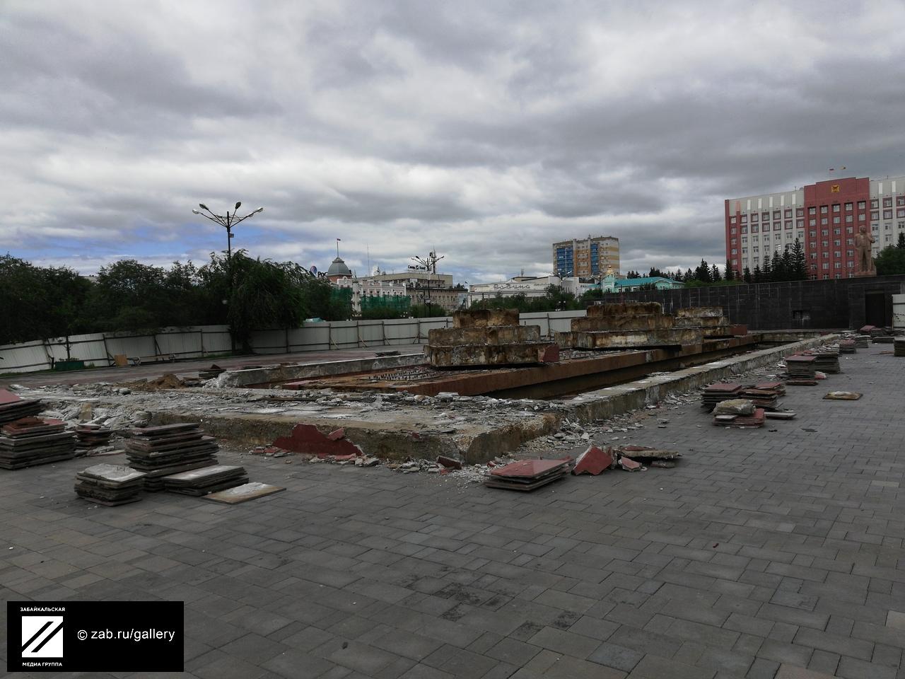 Аллею перекрывают на площади Ленина в Чите из-за реконструкции фонтана