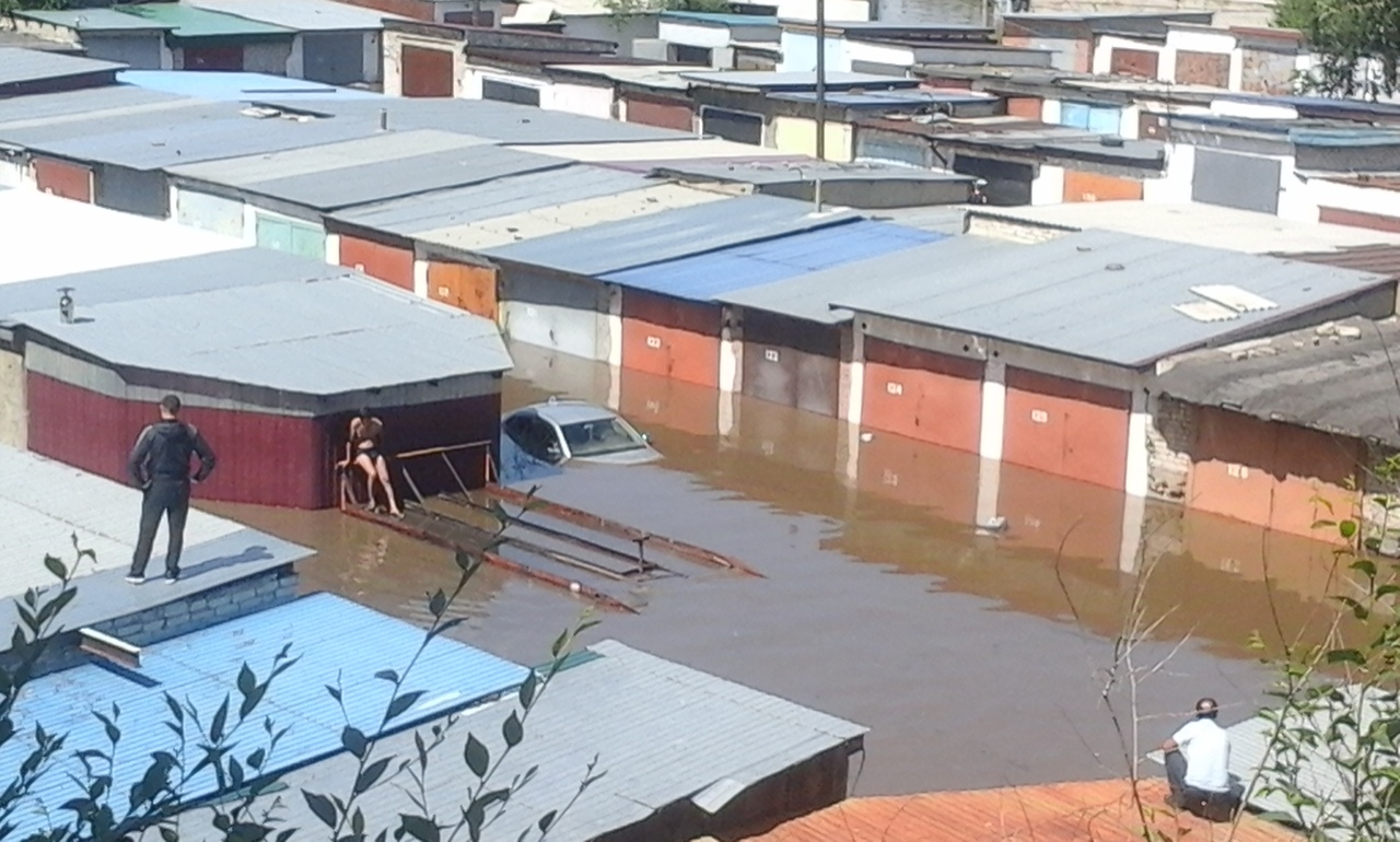 Десятки машин затопило в Чите из-за подъёма воды в реке