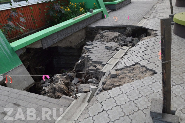 Асфальт обрушился над руслом Кайдаловки на ул. Ленина в Чите