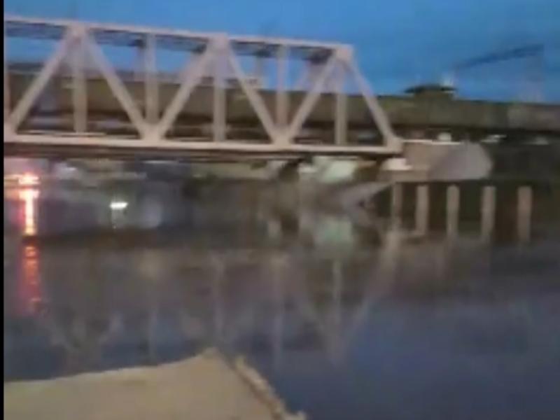 В Сети появилось видео, как быстро прибывает вода под ж/д мостом в Чите