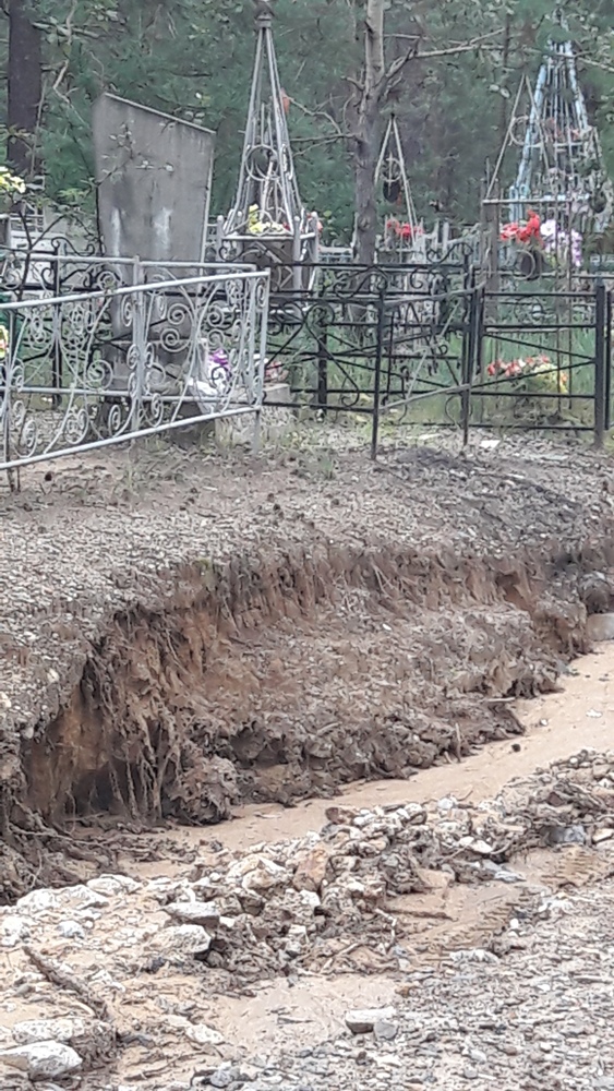 Ливни размыли дороги и занесли песком могилы на кладбище в Чите – очевидец