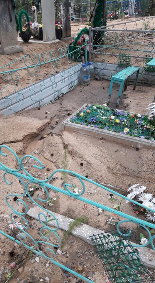Ливни размыли дороги и занесли песком могилы на кладбище в Чите – очевидец