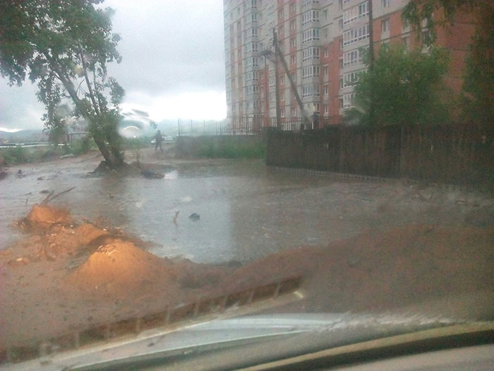 Район «Пески» «утонул» во время ливня в Чите