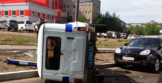 В Петропавловске «Порше» завалил на бок полицейский УАЗ (фото)