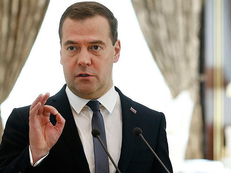 Медведев пригрозил губернаторам, что они сами будут строить тёплые туалеты в школах