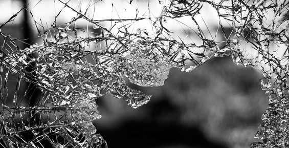 На Камчатке молодой алкоголик разбил окна в доме соседки за отказ дать денег на выпивку