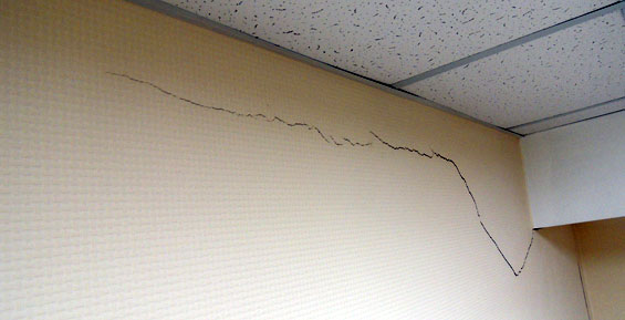 Жители Камчатки сообщают о треснувших стенах после землетрясения (фото)