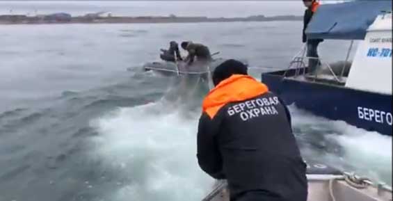 Камчатские пограничники на катере протаранили лодку аборигенов (видео)