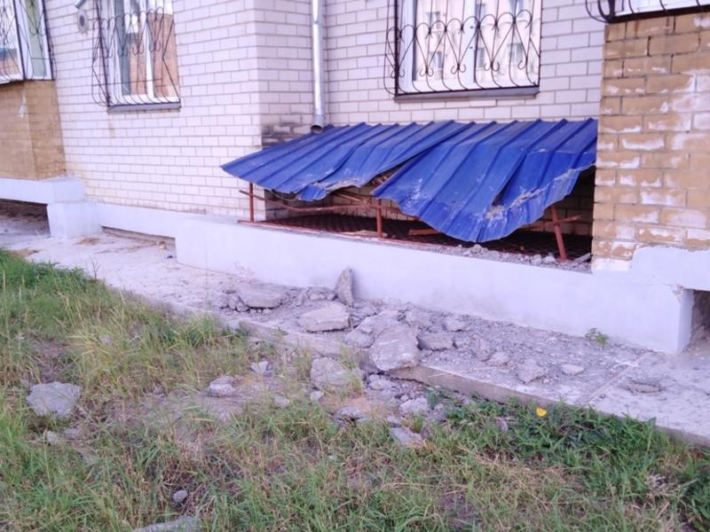 Плита упала с крыши жилого дома на Девичьей сопке в Чите