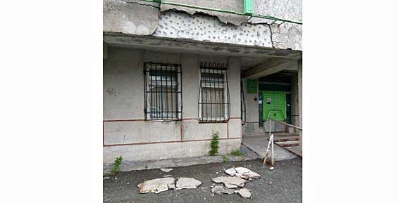 Кусок фасада административного здания рухнул в миллиметре от головы горожанки