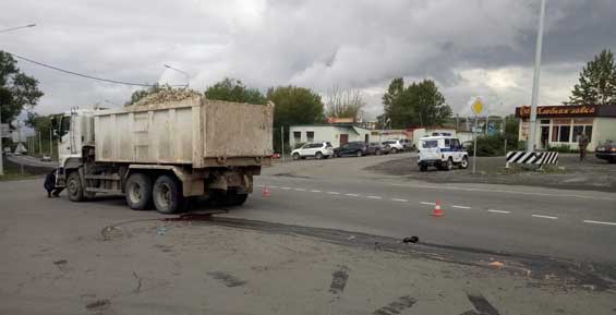 На Камчатке грузовик со щебнем сбил молодую женщину на переходе (фото)
