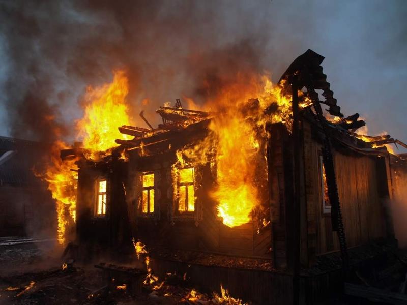 Здание бывшей стомклиники горит в центре Читы