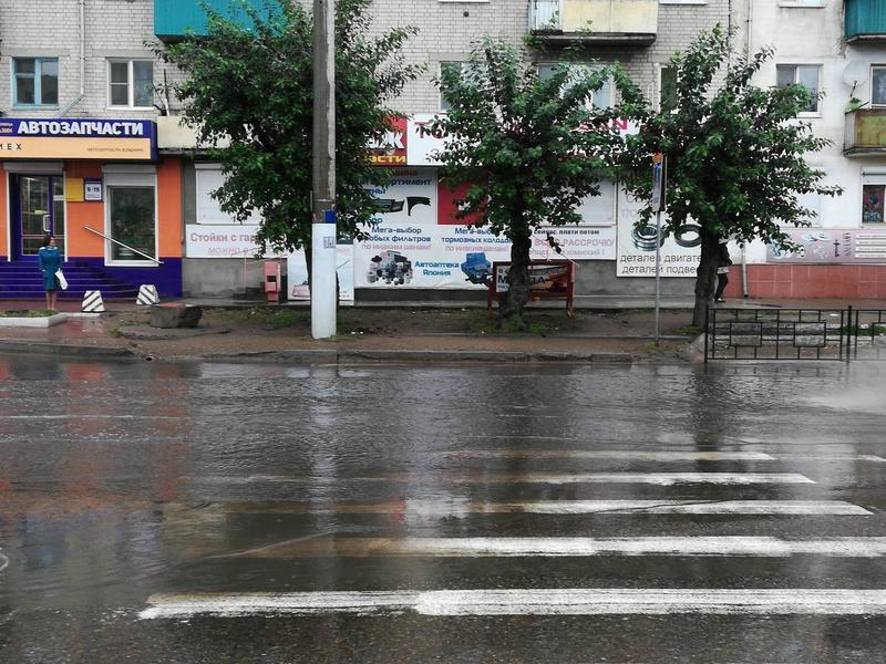 Половину «зебры» и остановку «затопило» на ул. Ленина в Чите