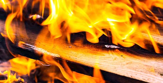 В Петропавловске пожарные спасли из горящего дома трех взрослых и ребенка