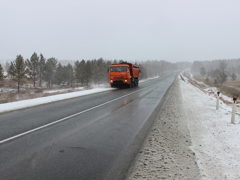 Наледь после снегопада начали очищать на федеральных трассах в Забайкалье