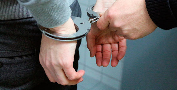 На Камчатке чиновника федерального ведомства задержали при получении взятки