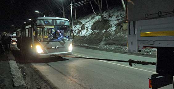 Чиновники Петропавловска учились эвакуировать пассажиров забуксовавшего автобуса