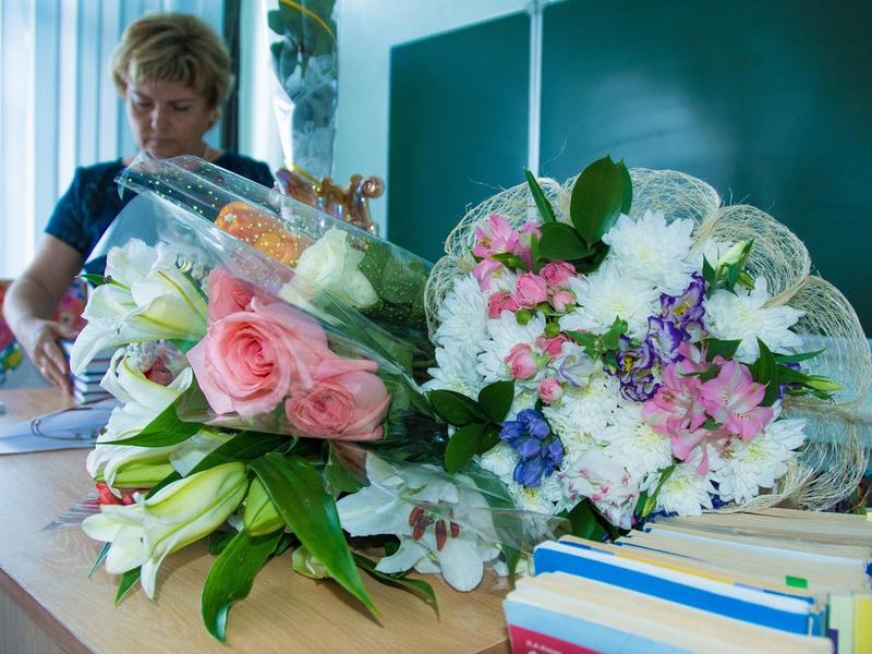 Учителям и врачам могут запретить принимать все подарки, кроме цветов и блокнотов