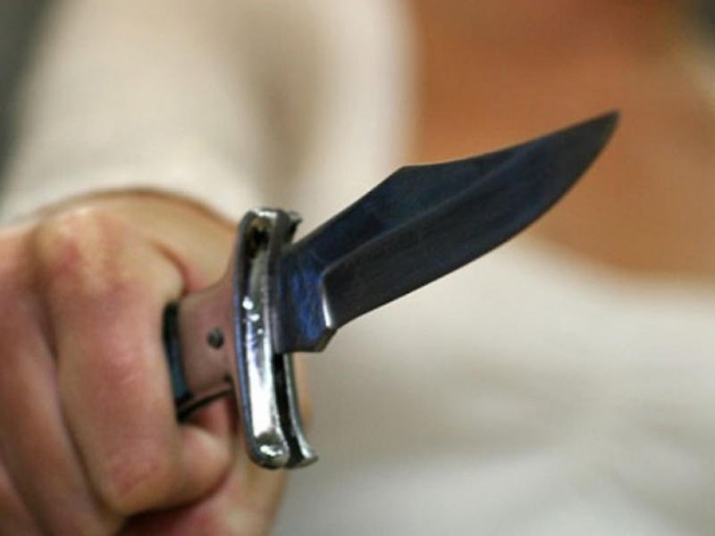 Вооруженная ножом 18-летняя забайкалка напала на продавца фруктов