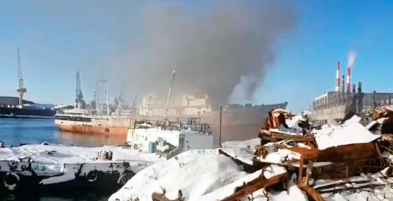 В Петропавловске у причала загорелось рыболовецкое судно (видео)